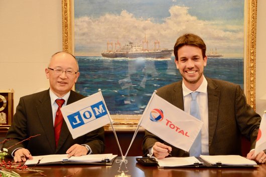 Takeshi Hashimoto, Senior Managing Executive Officer, Energy Transport Business Unit at MOL, and Olivier Jouny, managing director of  Total Marine Fuels Global Solutions (TMFGS), sign LNG bunker vessel charter agreement.
