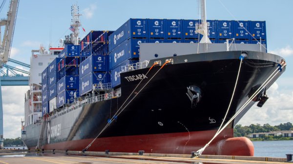 Crowley 1,400 TEU LNG-powered containership, Tiscapa.