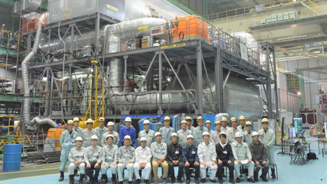 Japan Engine Corporation staff and world's first commercial ammonia-fuelled engine.